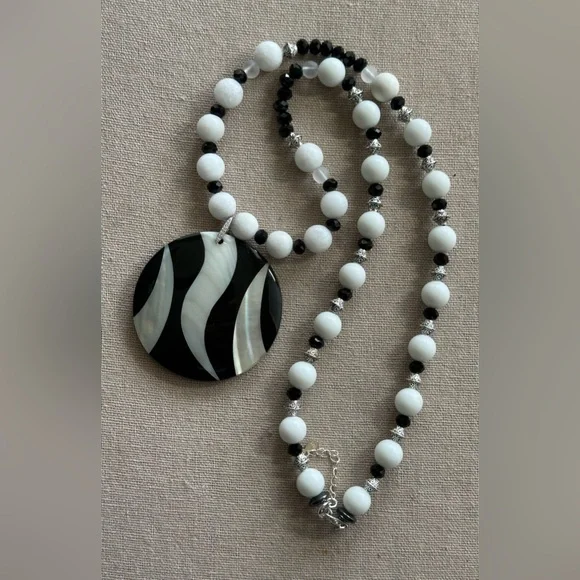 26-1/2 inch Black and White Mother of Pearl Long necklace - Picture 5 of 16